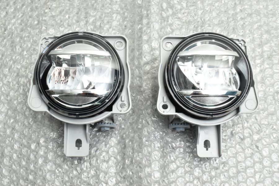 トヨタ純正LEDフォグランプ左側　品番：KOITO　114-11092L