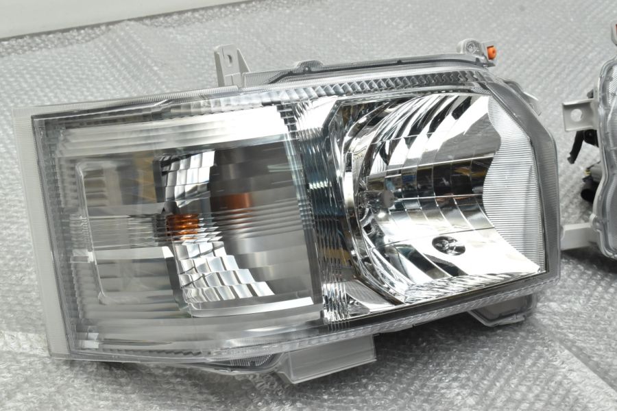 美品】トヨタ 200系 ハイエース 純正 ハロゲン ヘッドライト