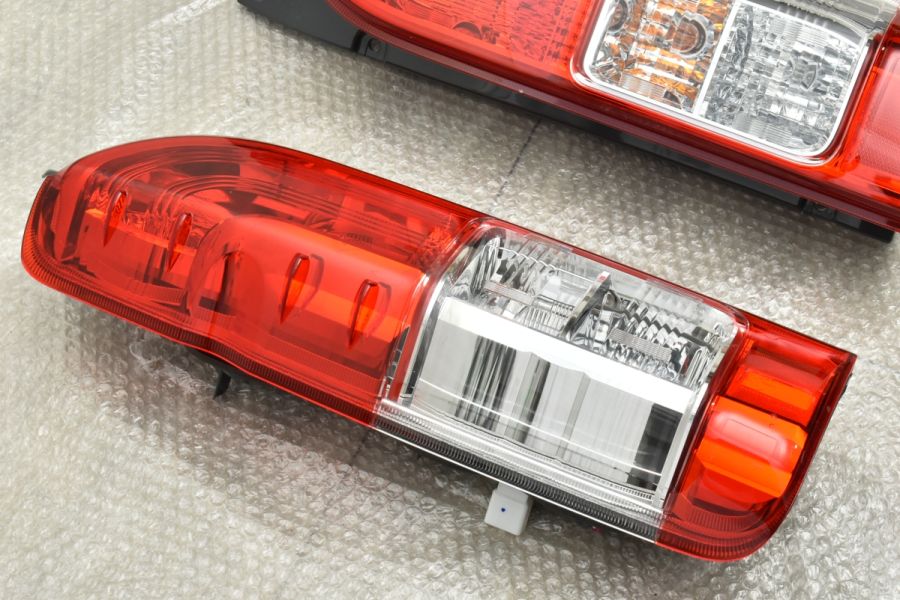 200系ハイエース 左右セット 純正 テールランプ 5型 新車外し