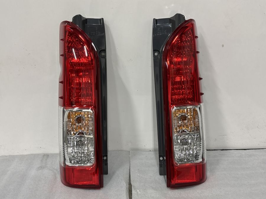 新車外し 美品】トヨタ 200 ハイエース 純正 テールランプ 左右 品番