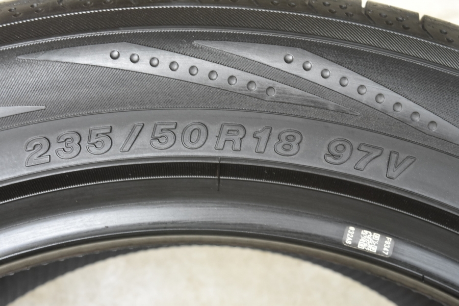 2020年製 未走行品 バリ溝】ヨコハマ ブルーアース RV-02 235/50R18 2