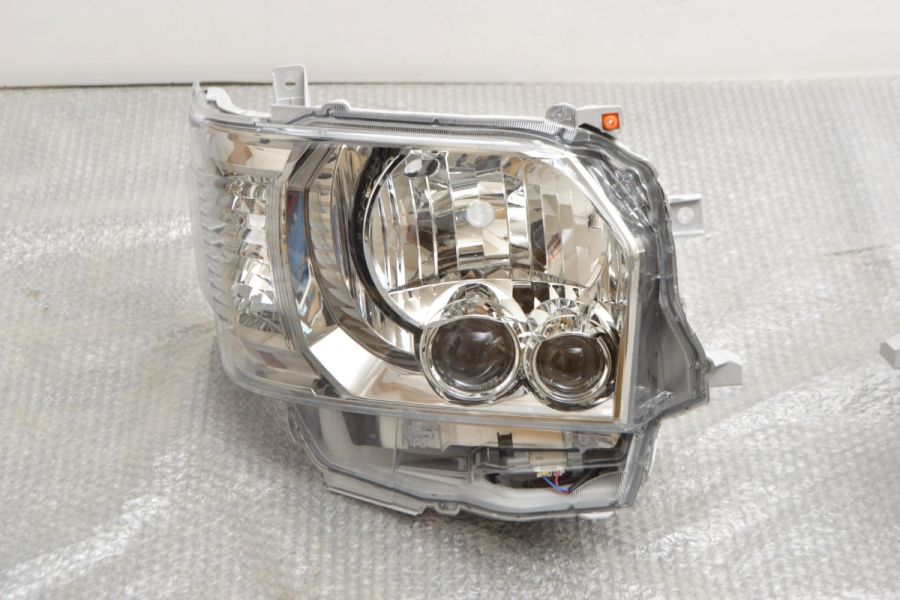 新車外し! 200系ハイエース ダークプライム2 LEDヘッドライト