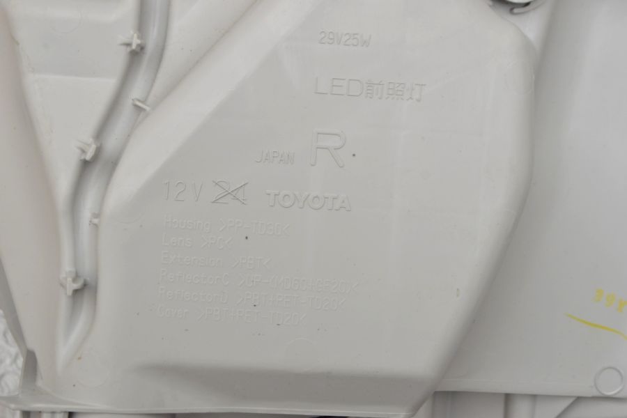 新車外し品】トヨタ 200系 ハイエース 7型 スーパーGL 純正 LED 新車外し品】トヨタ 200系 ハイエース 7型 スーパーGL 純正 LED