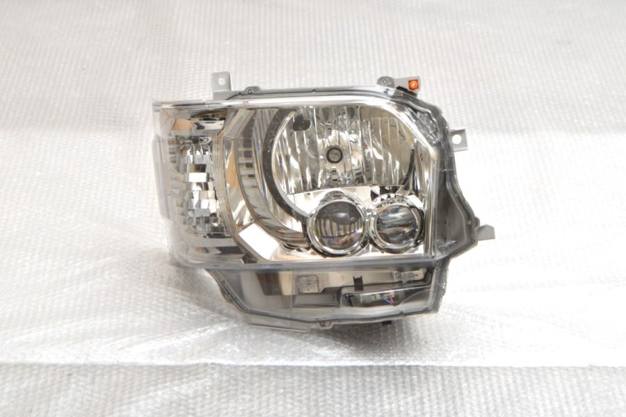 新車外し 美品】トヨタ 200系 ハイエース 7型 スーパーGL 純正 LED 