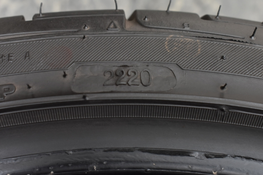 pinso 225 40 18 2本　バリ溝　2020年 pinso 225 40 18 2本バリ溝2020年