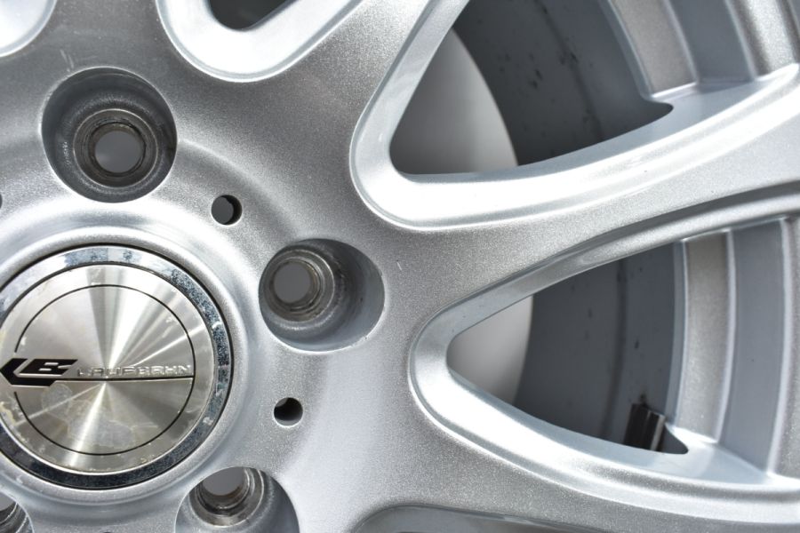 白のアルファード に合うカラーのほぼ新品ホイールとスタッドレス 225