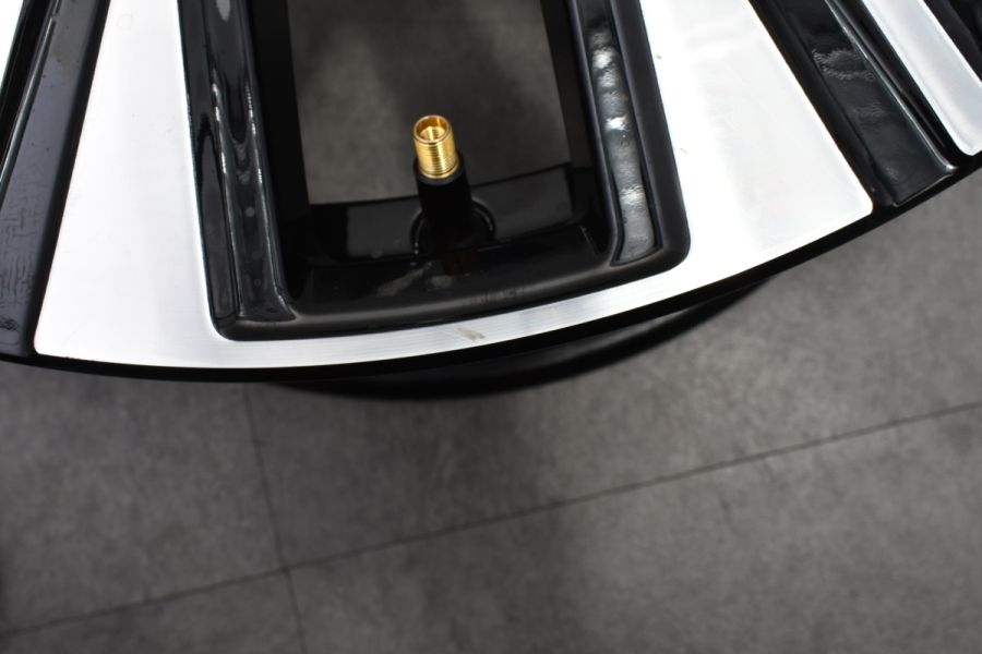 交換用に】ボルボ V60 純正 18in 8J +42 PCD108 1本 品番