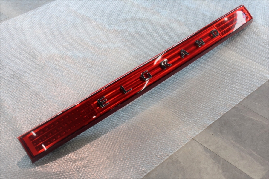 純正パーツ】ニッサン E51 エルグランド 純正 LED リアガーニッシュ