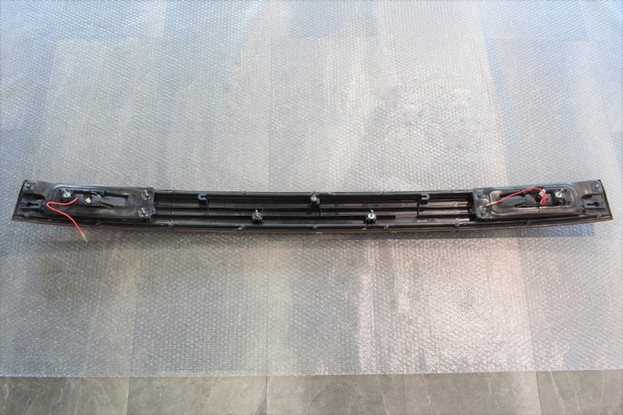 純正パーツ】ニッサン E51 エルグランド 純正 LED リアガーニッシュ