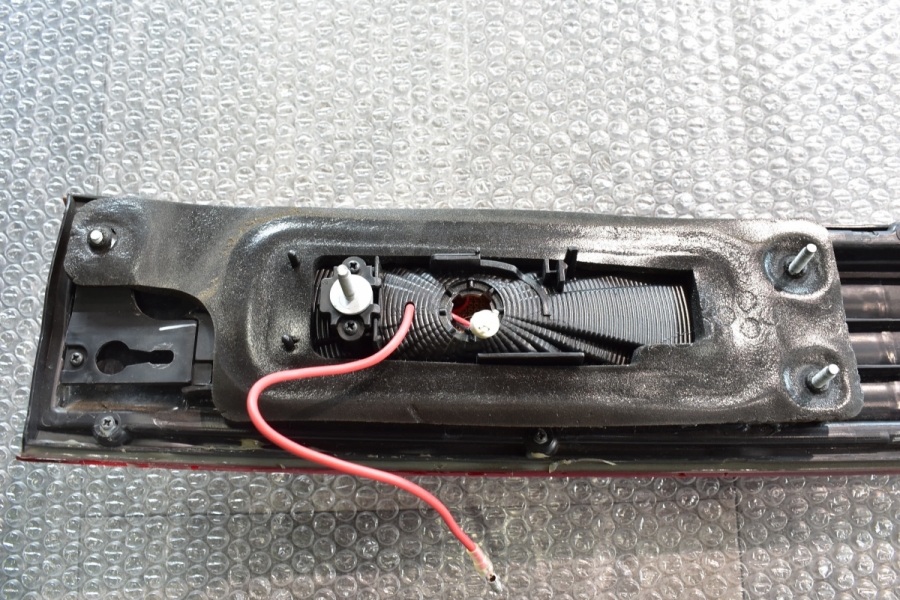 純正パーツ】ニッサン E51 エルグランド 純正 LED リアガーニッシュ