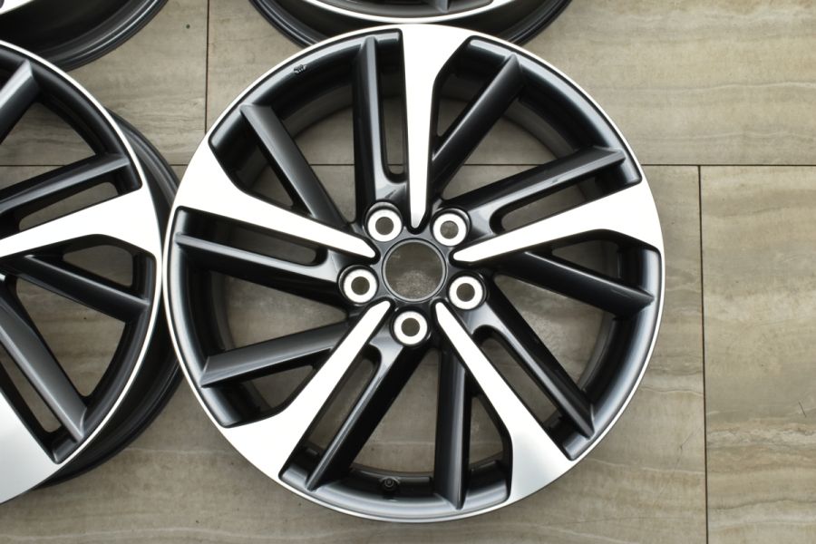 新車外し品 美品】トヨタ カローラクロス 純正 18in 7J +40